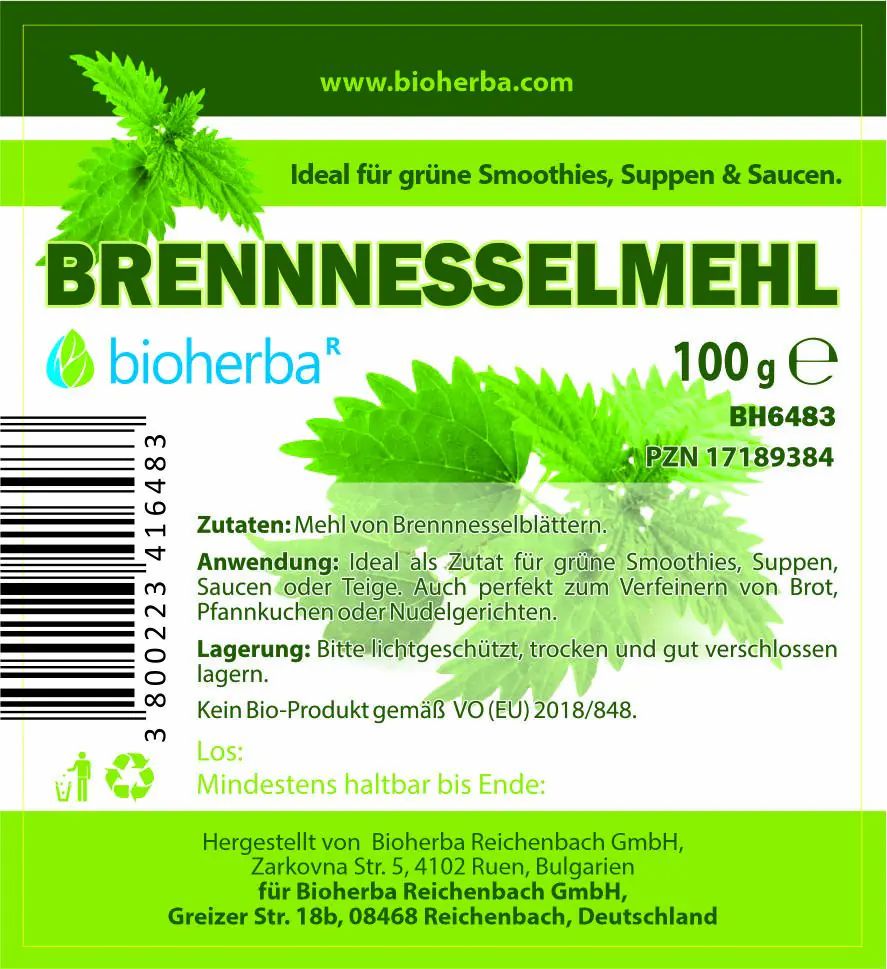 Etikett mit Text und Brennnessel-Illustration. Text: Brennnesselmehl, Bioherba, 100g. Grüner Hintergrund, weiße Schrift.