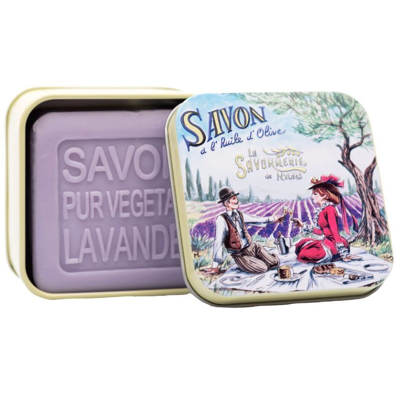 Geöffnete Metallbox mit Seife. Seife mit Prägung "SAVON PUR VEGETAL LAVANDE". Box mit Picknick-Motiv und Schriftzug.