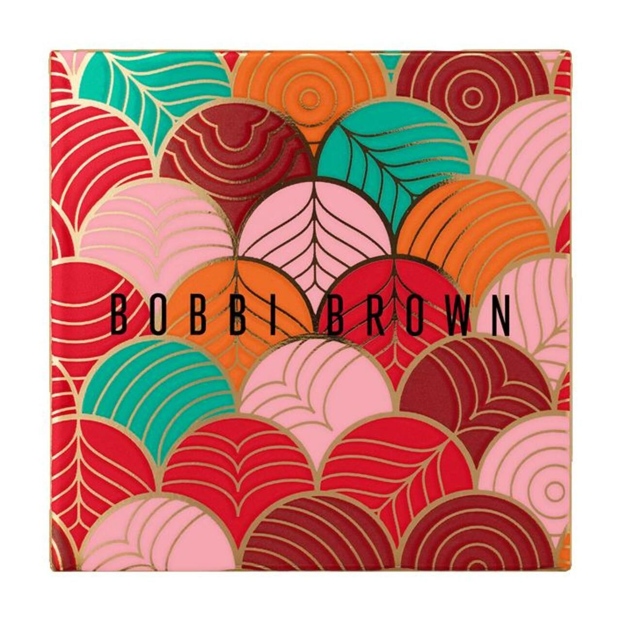 Quadratische Verpackung mit farbenfrohem, floralem Muster. Der Schriftzug BOBBI BROWN ist mittig platziert.