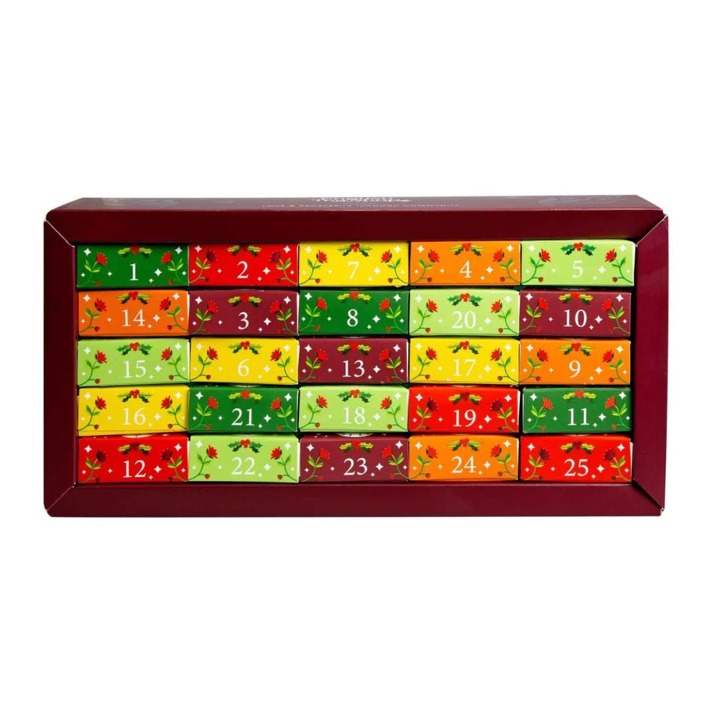 Geöffnete Adventskalender-Box mit 25 Teebeuteln. Jedes Fach mit Zahl und weihnachtlichem Design. Rote Box.