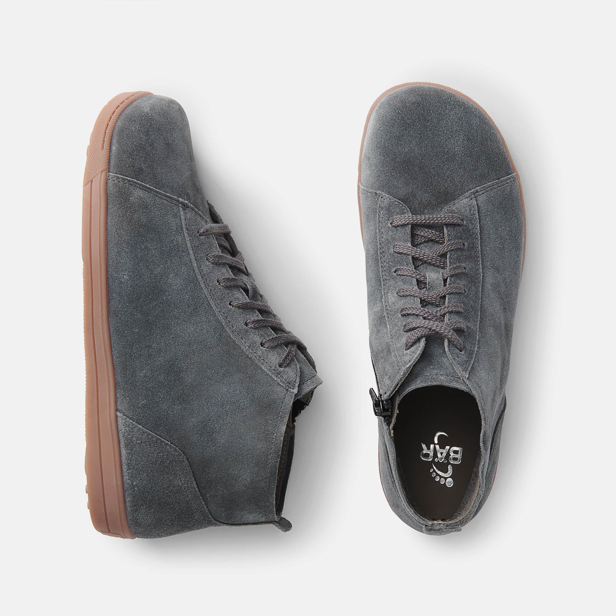 Draufsicht auf graue Stiefeletten mit Schnürsenkeln und Reißverschluss. Braune Sohle. Wildleder. Marke BÄR.