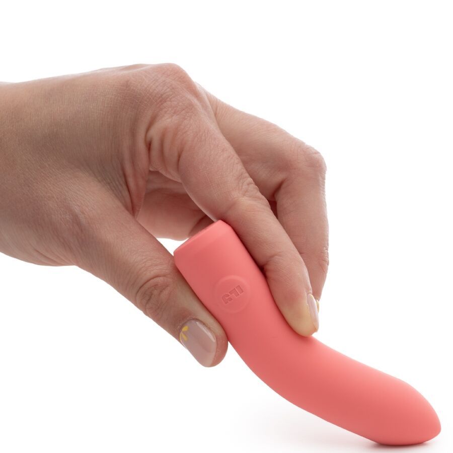 Rosafarbener Vibrator, gehalten in einer Hand. Zylindrische Form mit abgerundeter Spitze und Bedienknopf.