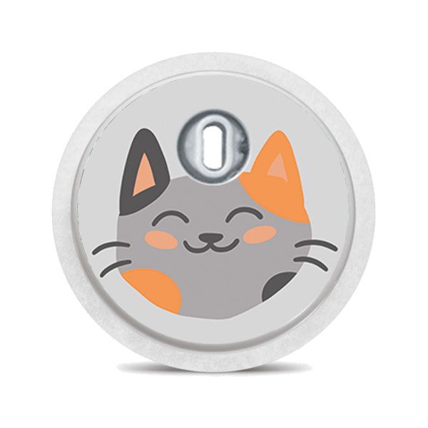 Runder Aufkleber mit grau-orangefarbener Katze, die lächelt.