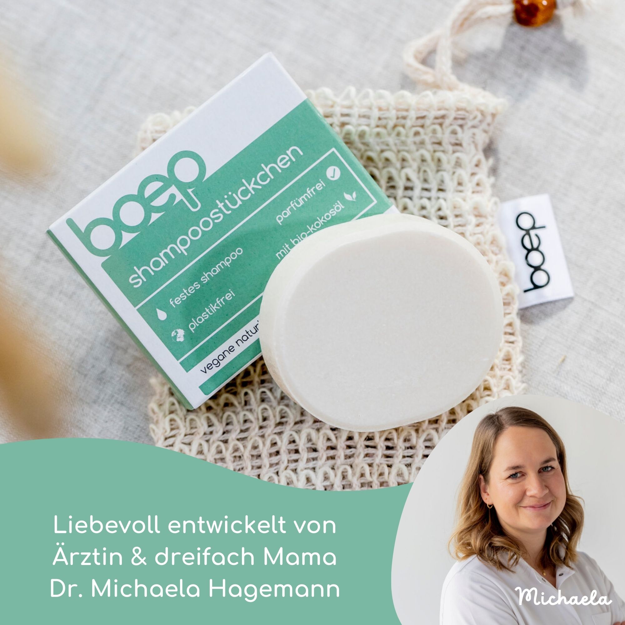Shampoostückchen und Verpackung neben einem Waschnetz. Ein rundes, festes Shampoo liegt neben der Verpackung. Auf der Verpackung steht "boep Shampoostückchen".