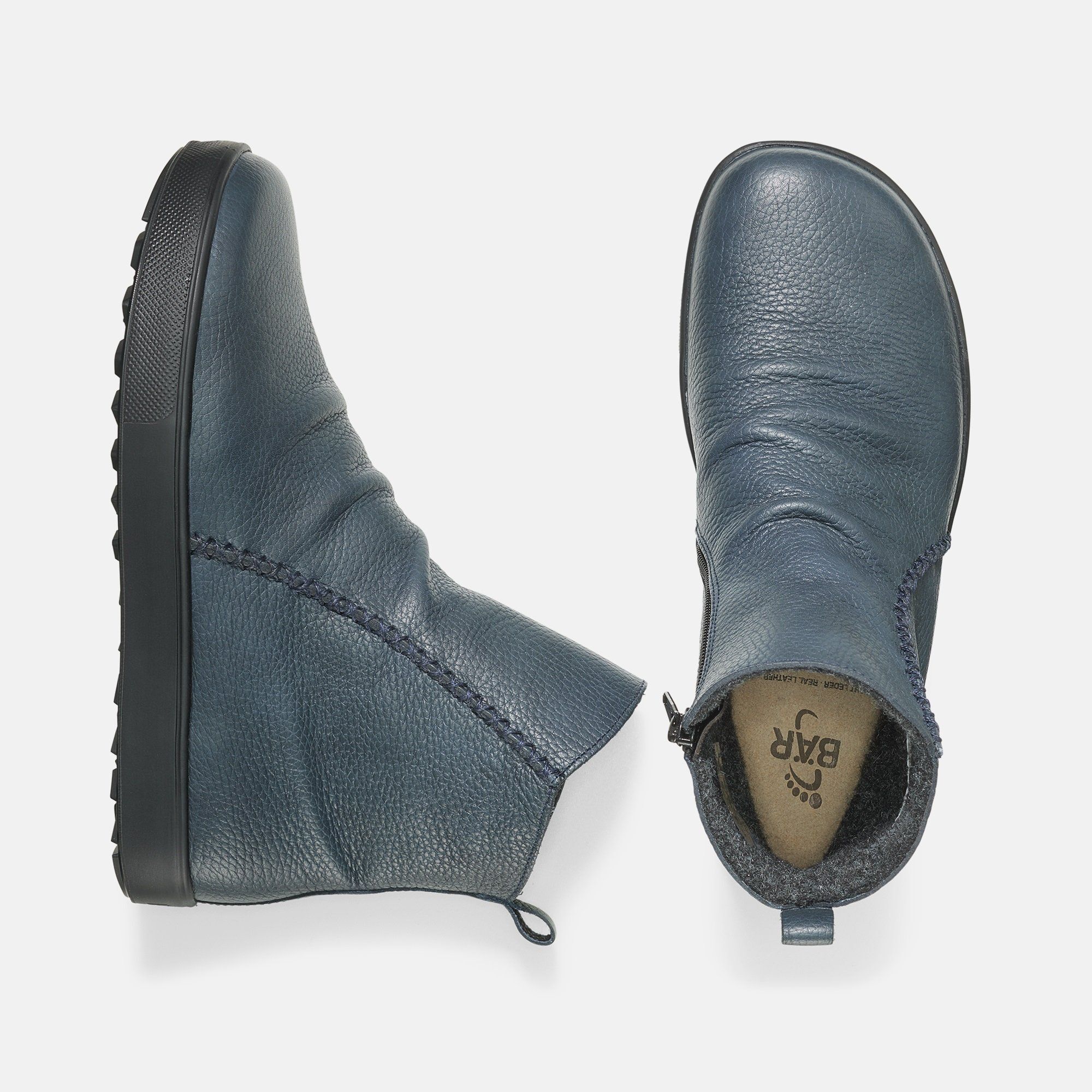 Zwei blaue Stiefeletten. Flache, schwarze Sohle. Lederoptik mit Faltenwurf. Innenfutter. BÄR-Logo innen.