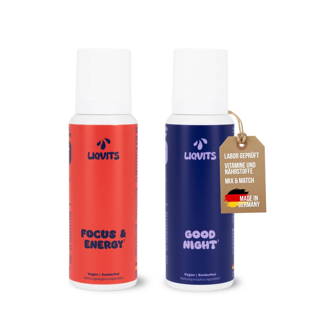Zwei Flaschen mit weißem Pumpkopf. Aufschrift: LIQVITS, FOCUS & ENERGY und GOOD NIGHT. Anhänger.