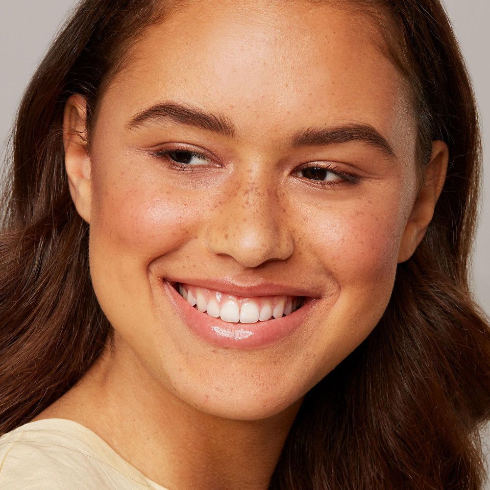 Porträt einer lächelnden Frau. Natürliches Make-up, Fokus auf Augenbrauen und Haut.