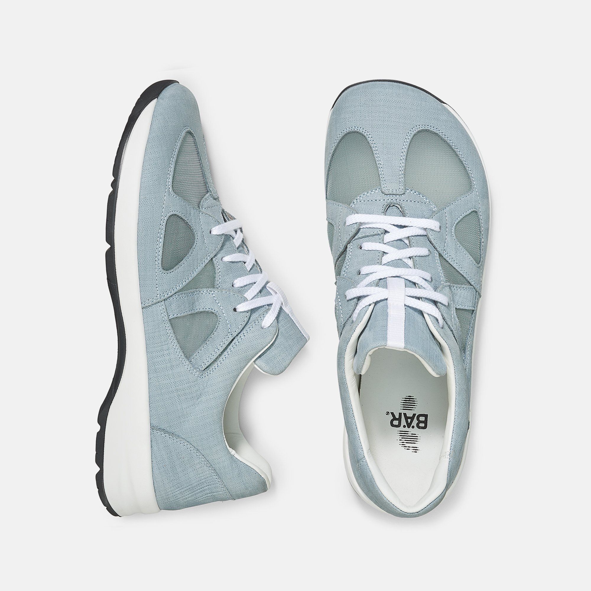 Hellblaue Damenschnürschuhe. Breite Passform. Weiße Schnürsenkel und Sohle. Schwarze Laufsohle. BÄR Logo auf der Sohle.
