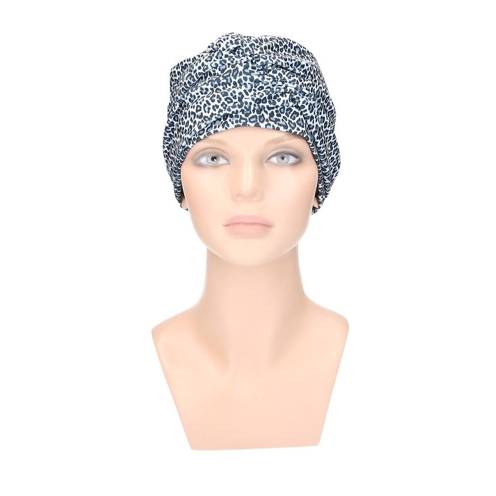 Turban mit Leopardenmuster auf einer Büste. Vorderansicht.