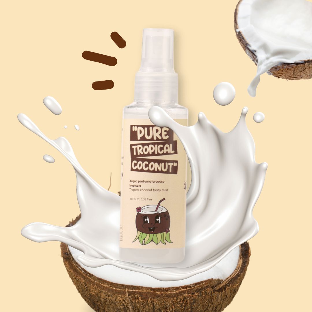 Una bottiglia di spray per il corpo "Pure Tropical Coconut", circondata da latte di cocco ed elementi di cocco. La bottiglia è trasparente con un'etichetta marrone. Sull'etichetta è presente un cartone animato di cocco.