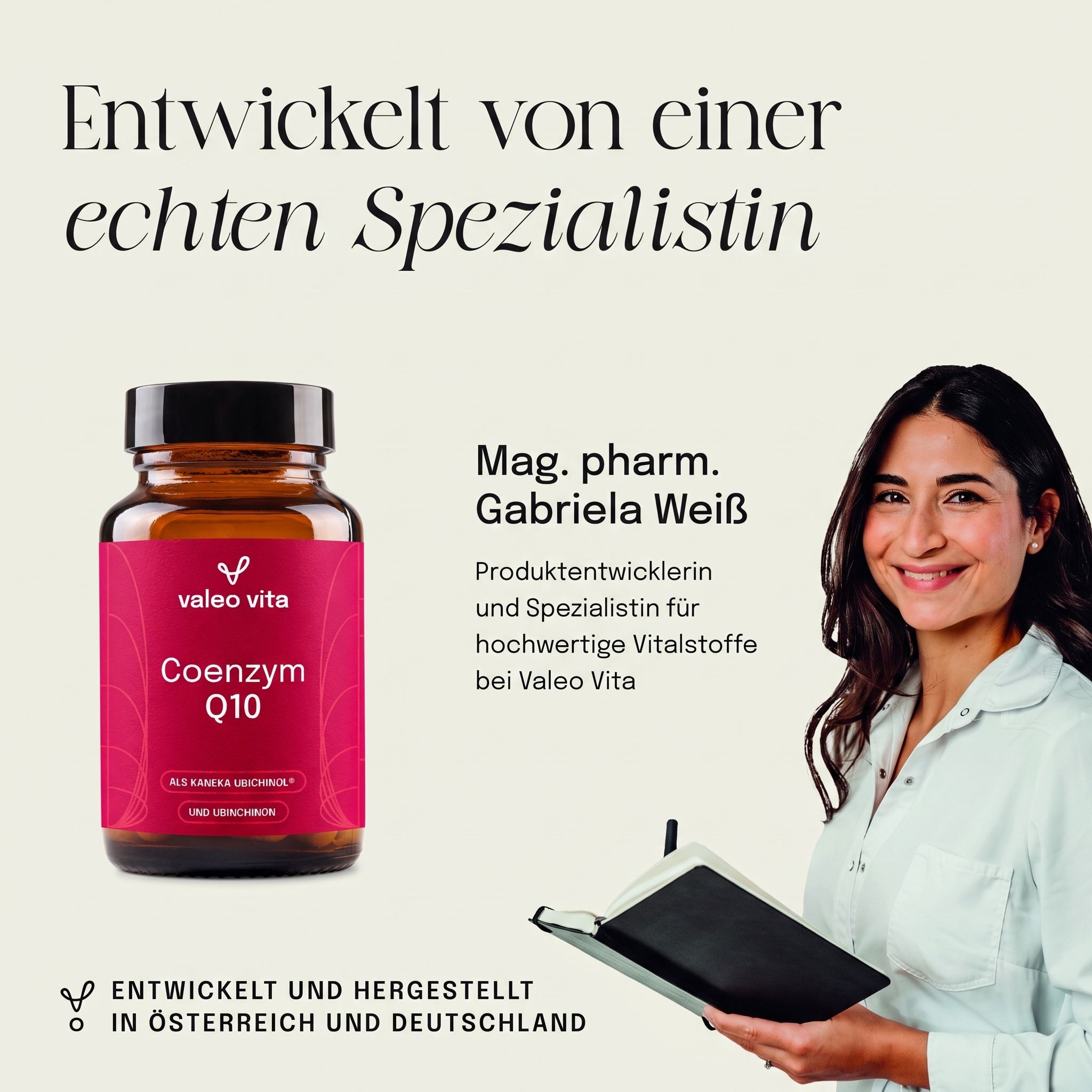 Flasche Valeo Vita Coenzym Q10 neben einer lächelnden Frau, die ein Notizbuch hält.