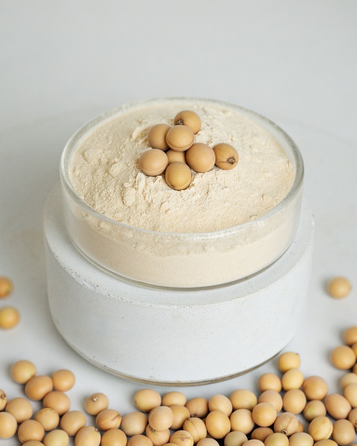 Schale mit Soja Lecithin Pulver und Sojabohnen.