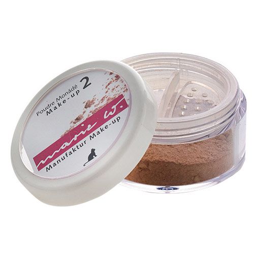 Offene Dose mit braunem Puder. Deckel mit Aufschrift: marie w. Manufaktur Make-up. Katze-Symbol.
