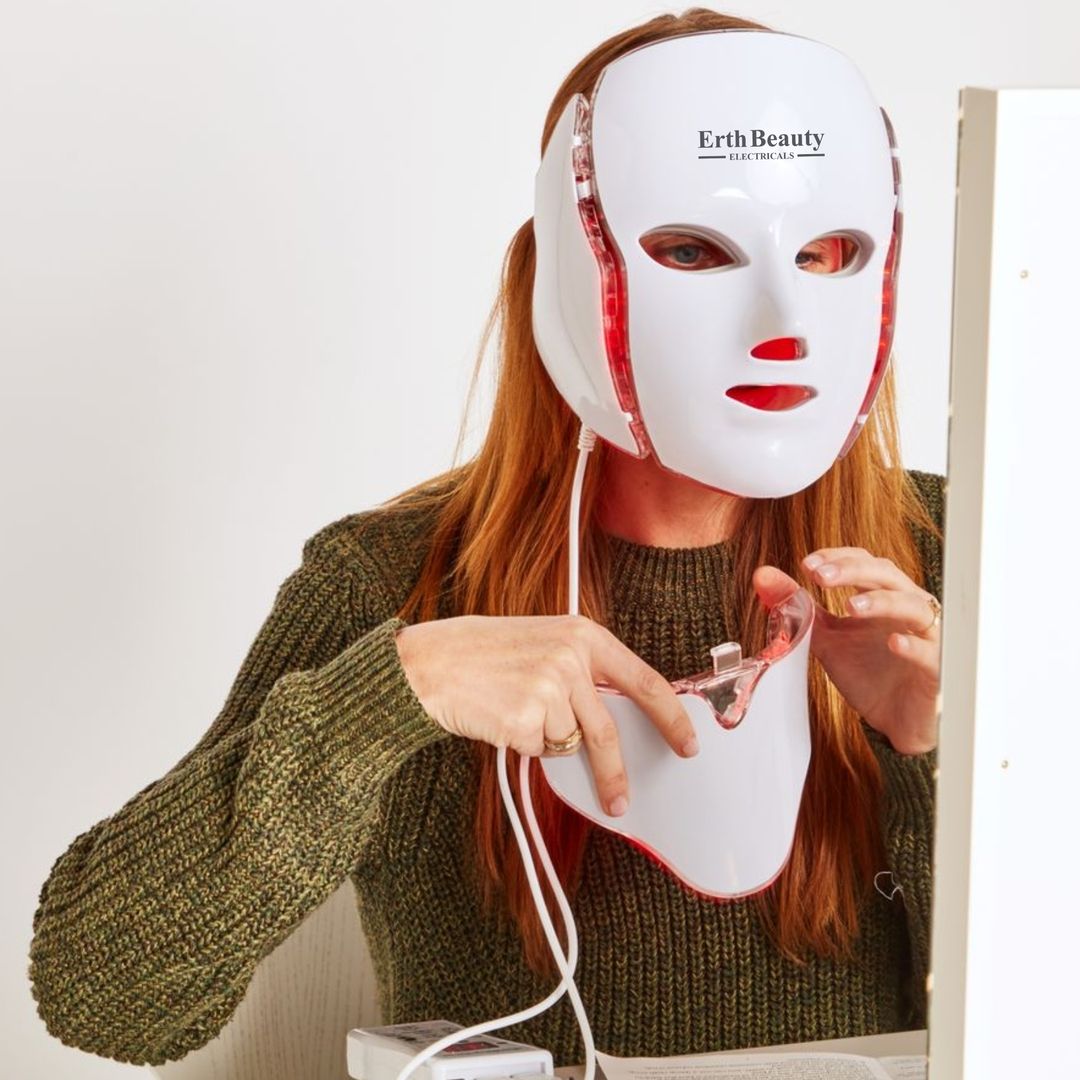 Eine Frau trägt eine weiße LED-Gesichtsmaske. Die Maske hat rote LED-Lichter. Sie hält den Halsansatz.