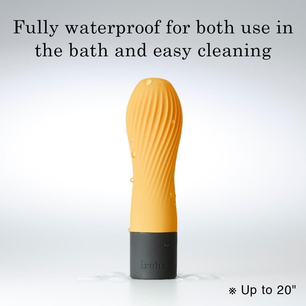 Gelber Vibrator mit schwarzem Sockel. Wasser auf dem Produkt. Text: "Fully waterproof..."