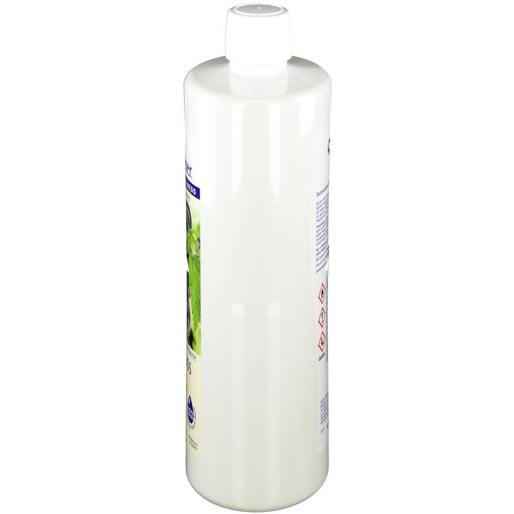 Weiße Flasche mit Etikett. Auf dem Etikett sind schwarze Johannisbeeren und Blätter abgebildet. Der Flaschenhals ist weiß.