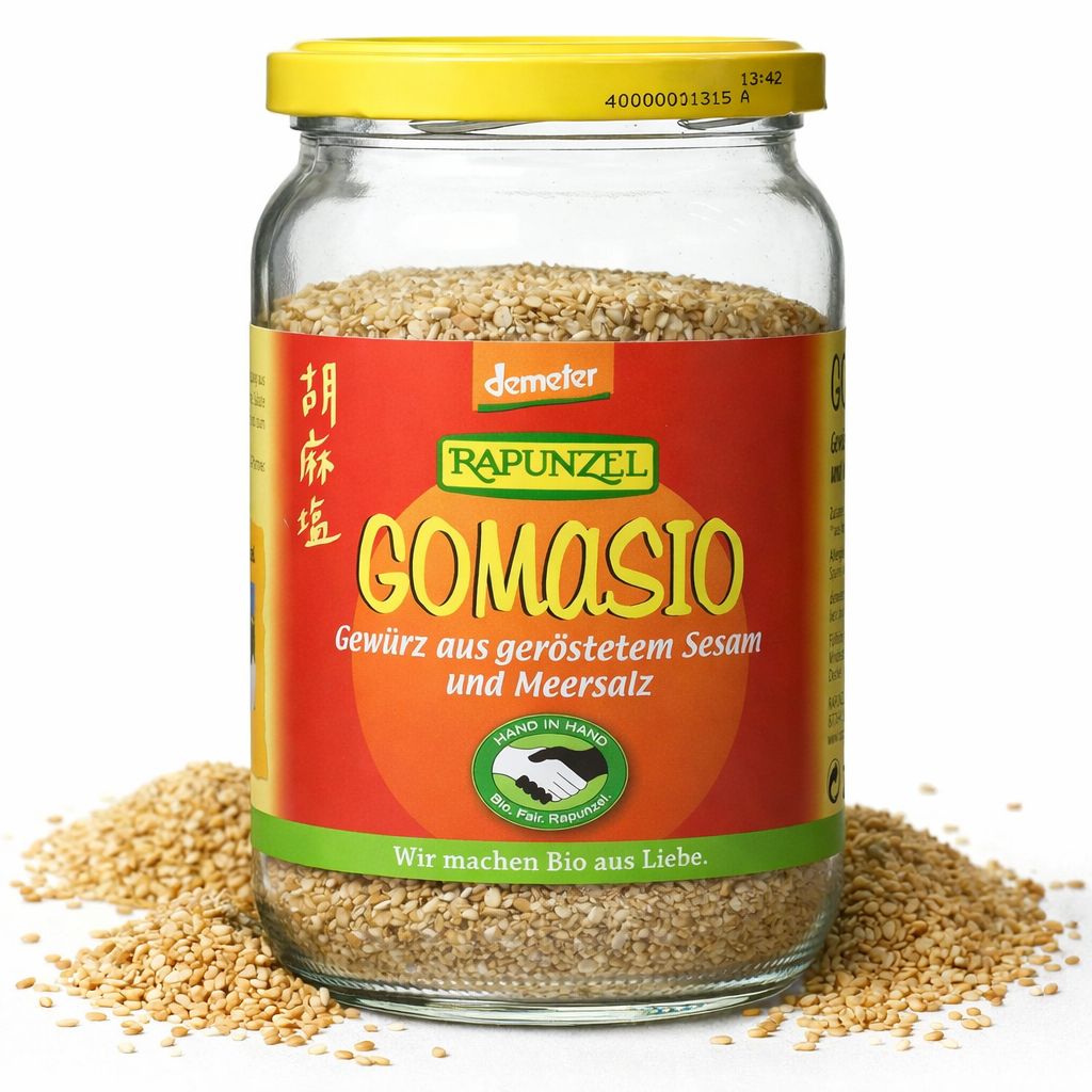 Rapunzel Gomasio Gewürz aus geröstetem Sesam und Meersalz im Glas, mit Sesamkörnern.