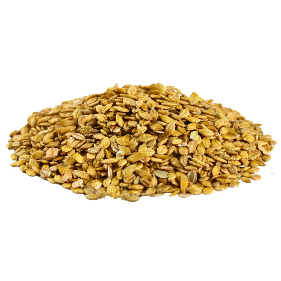 Haufen von Lyra Pet® Gerstenflocken, goldbraun, auf weißem Hintergrund.