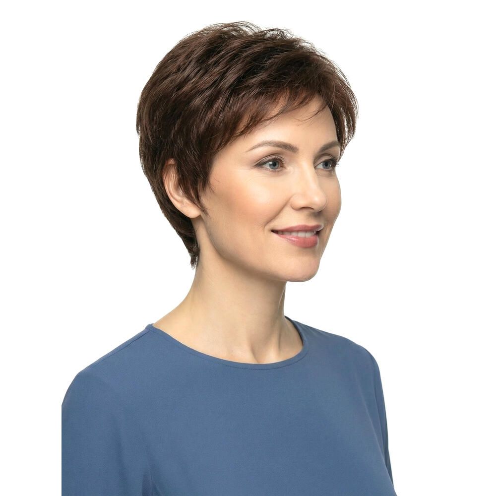 Kurzhaarperücke, braun, auf einer Frau getragen. Nahaufnahme. Die Frau trägt ein blaues Oberteil.