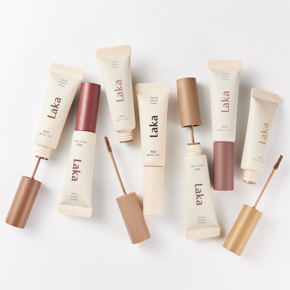 Sechs Laka Pixi Brow Cara Produkte in verschiedenen Brauntönen, aufgereiht.