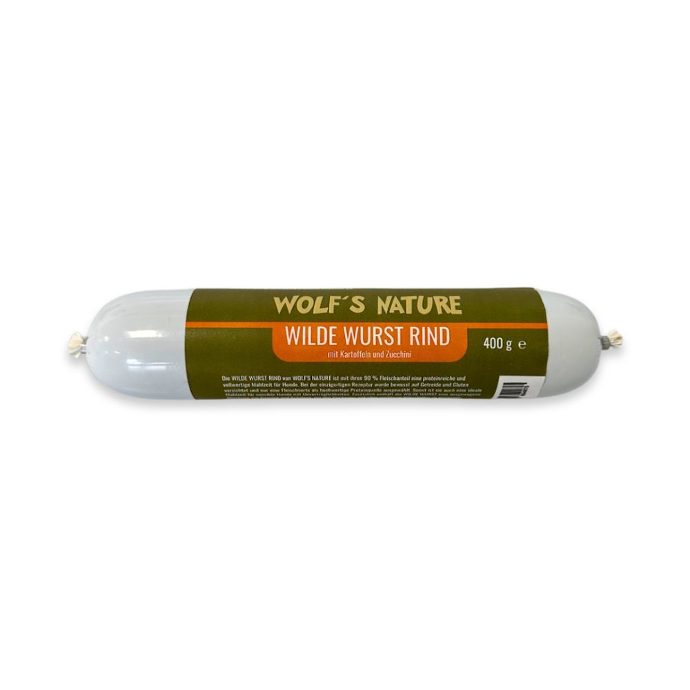 Wurst in zylindrischer Form. Aufschrift: Wolf's Nature Wilde Wurst Rind. Gewicht: 400 g. Verpackung mit grünem und orangefarbenem Etikett.
