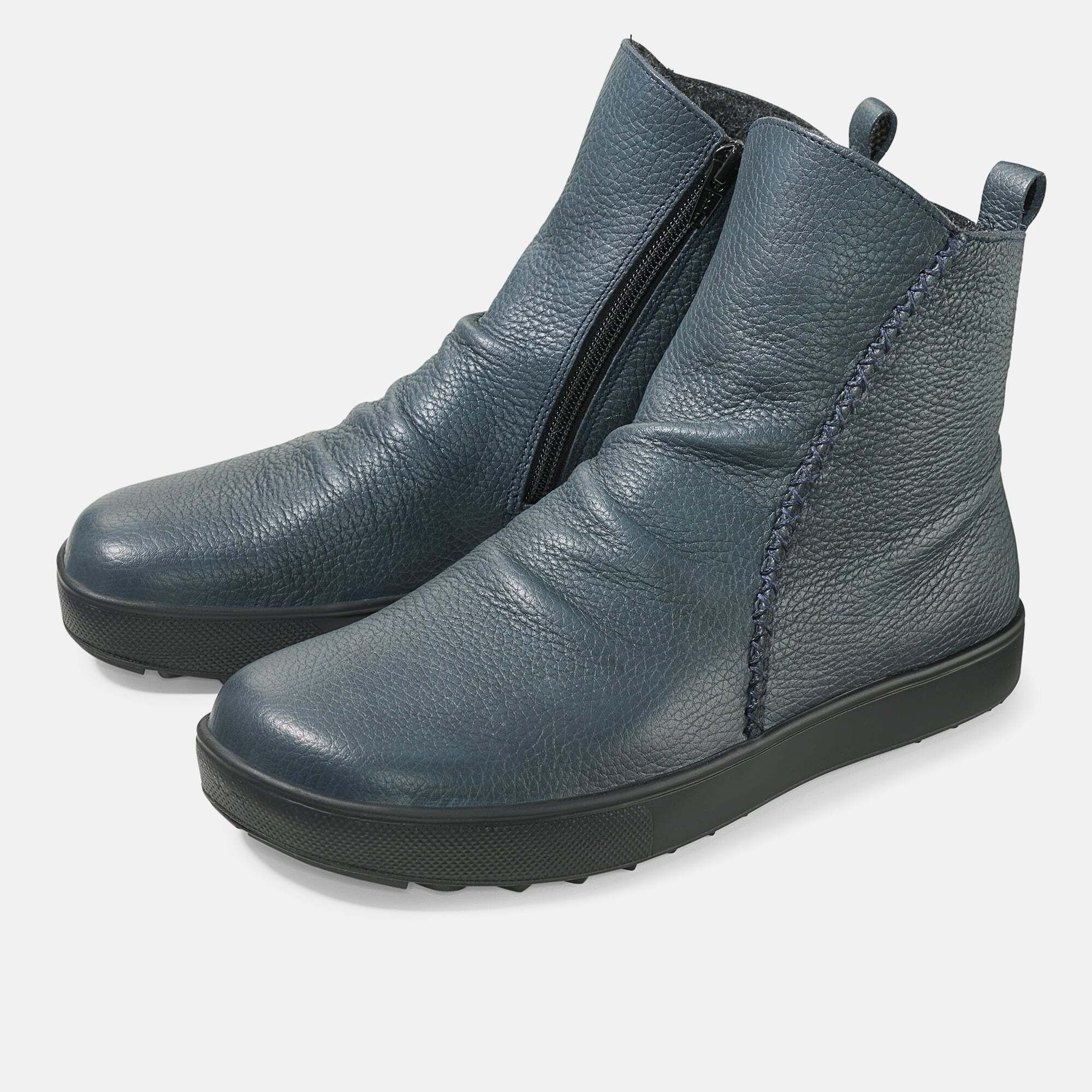 Blaue Stiefeletten aus Leder mit Reißverschluss und schwarzer Sohle. Seitliche Ziernaht. Zwei Schuhe nebeneinander.
