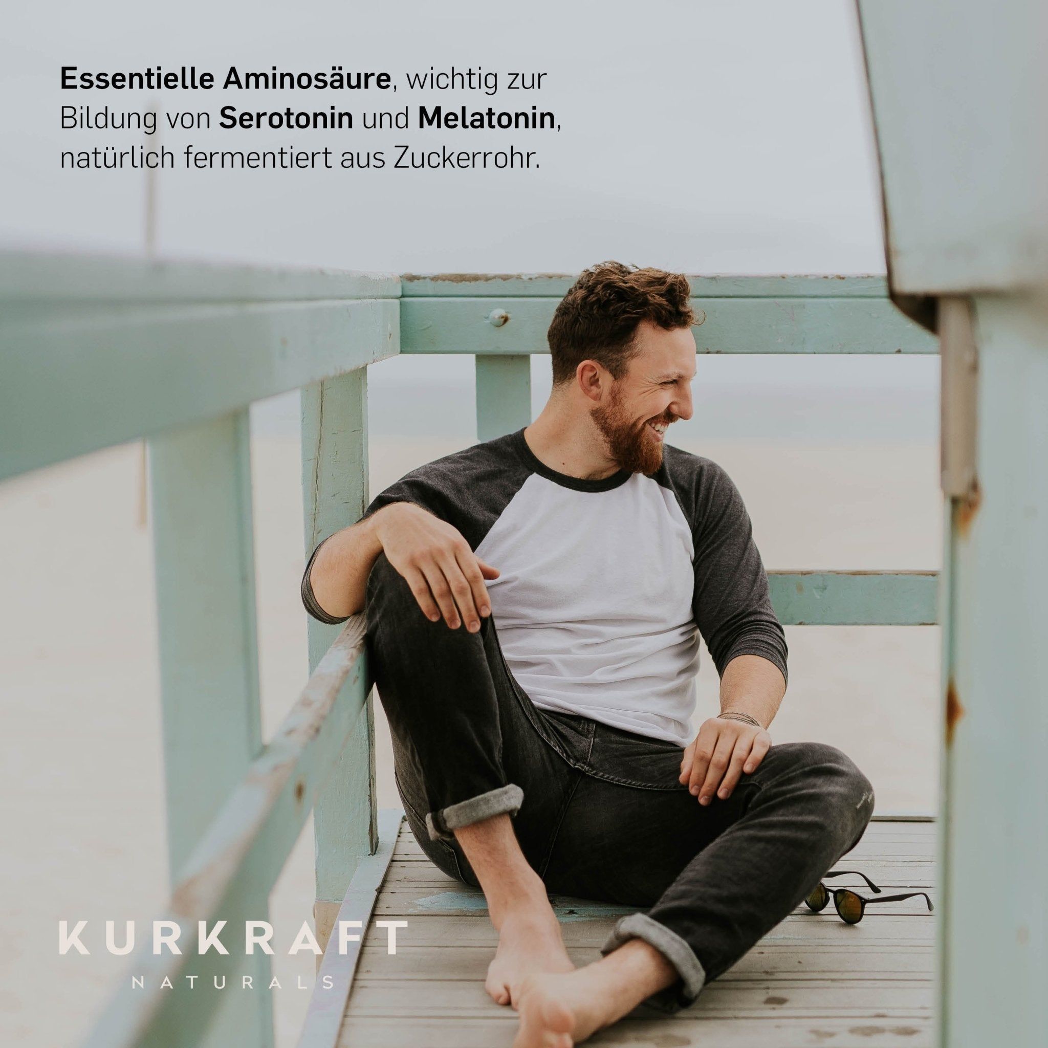 Mann sitzt auf einem Steg am Strand. Text: Essentielle Aminosäure, wichtig zur Bildung von Serotonin und Melatonin, natürlich fermentiert aus Zuckerrohr. Logo.