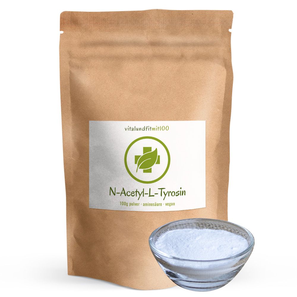 Braune Tüte mit weißem Etikett. Aufschrift: vitalundfitmit100, N-Acetyl-L-Tyrosin. Daneben eine Glasschale mit weißem Pulver.
