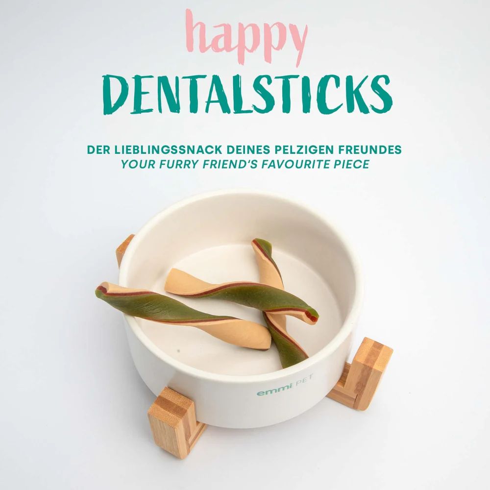 Beige Schale mit Holzfüßen, gefüllt mit grünen und beigen Dentalsticks. Aufschrift: happy DENTALSTICKS.