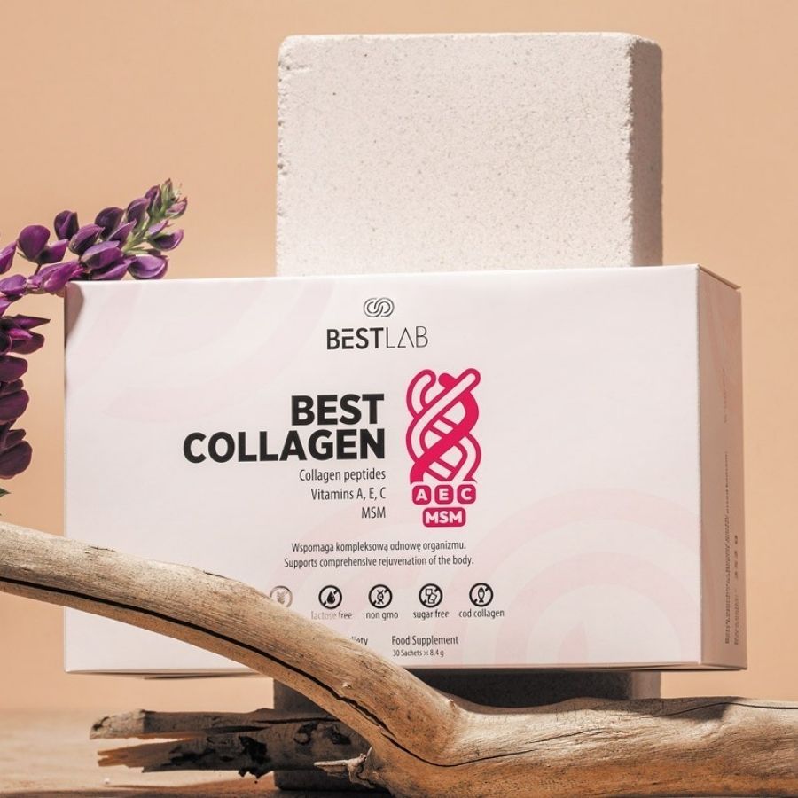Weiße Schachtel mit rosa Akzenten. Aufschrift: BEST LAB, BEST COLLAGEN, Collagen peptides, Vitamine A, E, C, MSM. Auf Holz und Stein platziert.