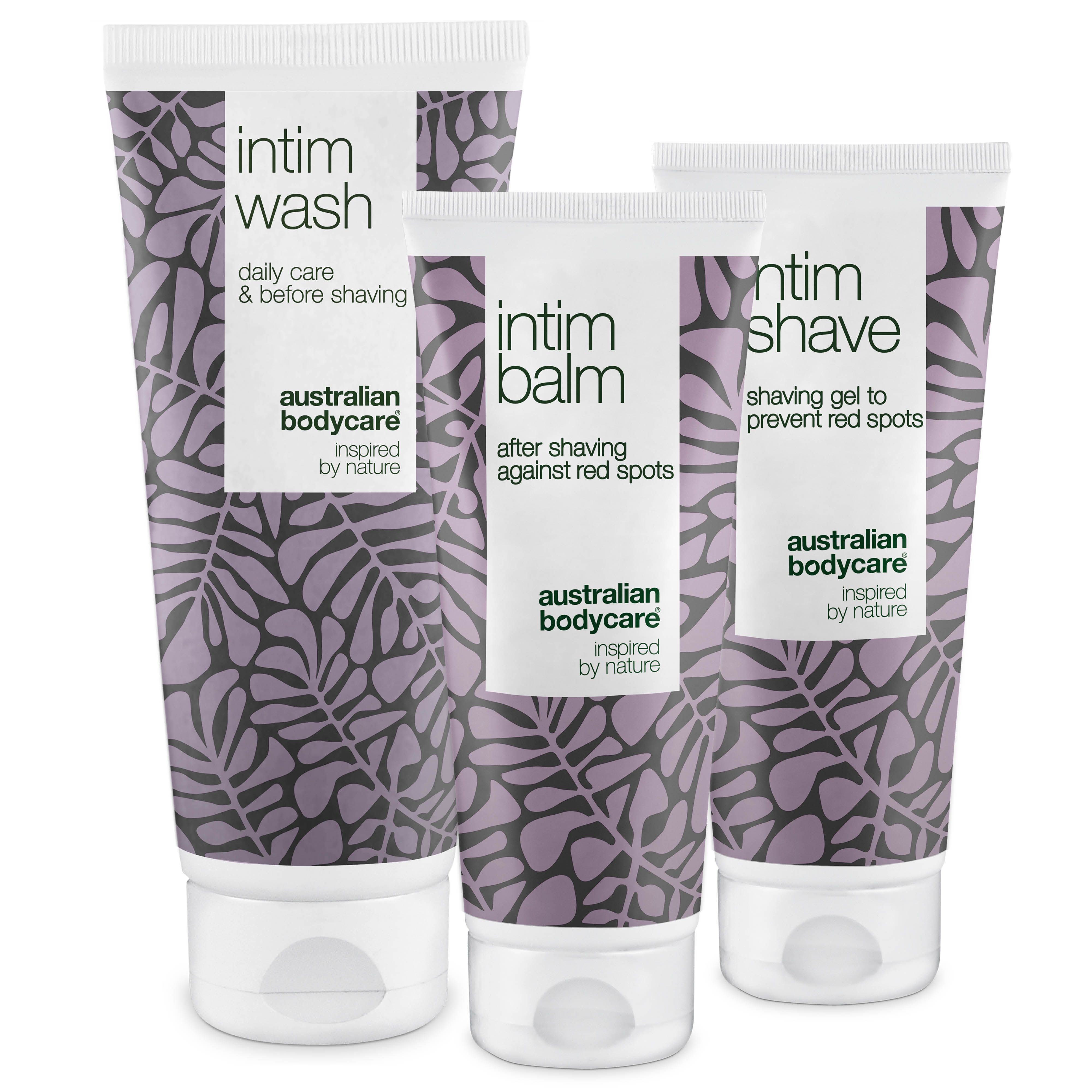 Drei Tuben Australian Bodycare Intimrasur-Set. Intim Wash, Intim Balm und Intim Shave. Lila Muster auf weißem Hintergrund.