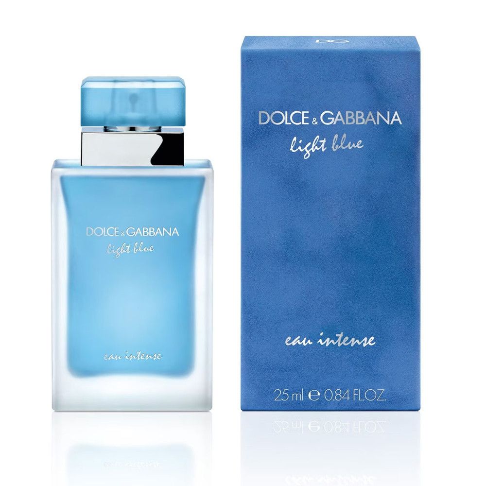 Hellblaues Parfümflakon und Schachtel. Aufschrift: Dolce & Gabbana Light Blue Eau Intense. Flakon mit silbernem Verschluss.