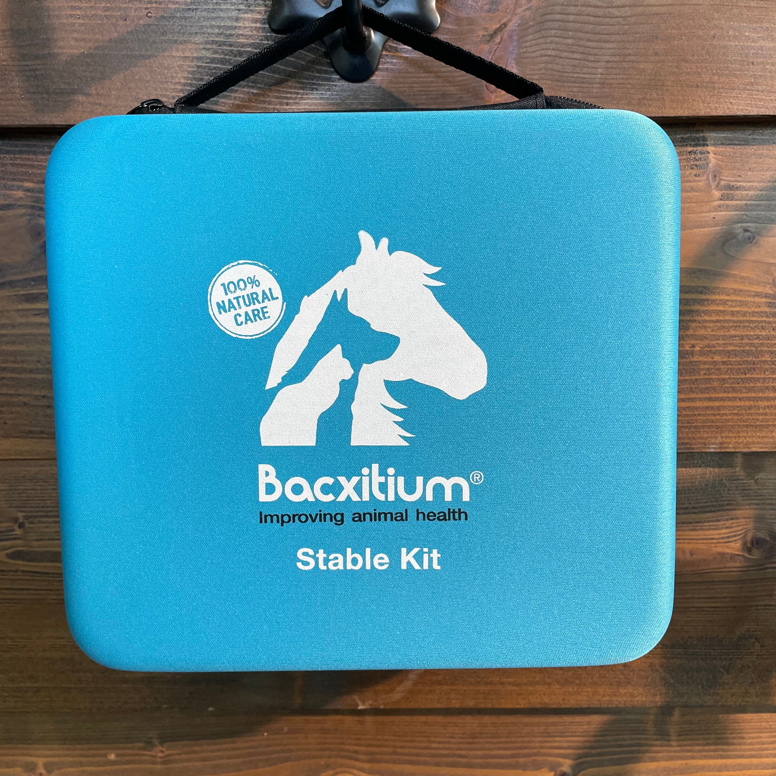 Türkisfarbene Tasche mit weißem Logo, Pferd und Schriftzug Bacxitium® Stable Kit. Aufschrift: 100% Natural Care.