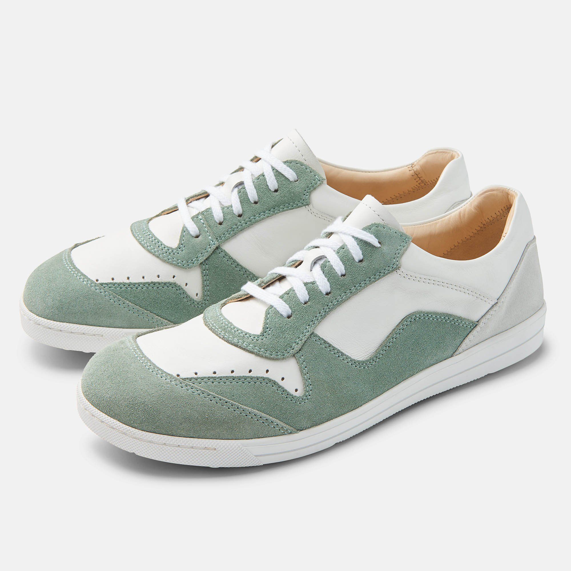 Zwei weiße und mintfarbene Schnürschuhe. Obermaterial aus Leder und Wildleder. Weiße Schnürsenkel. Weiße Sohle.