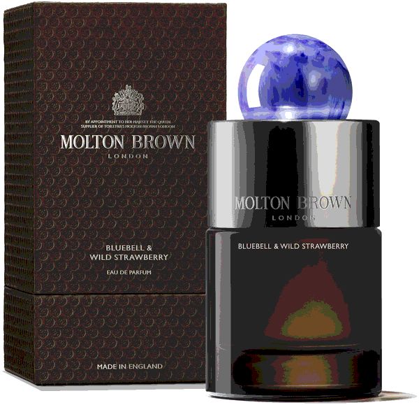 Schwarzer Flakon mit blauer Kappe und brauner Schachtel. Aufschrift: Molton Brown London, Bluebell & Wild Strawberry, Eau de Parfum. Hergestellt in England.