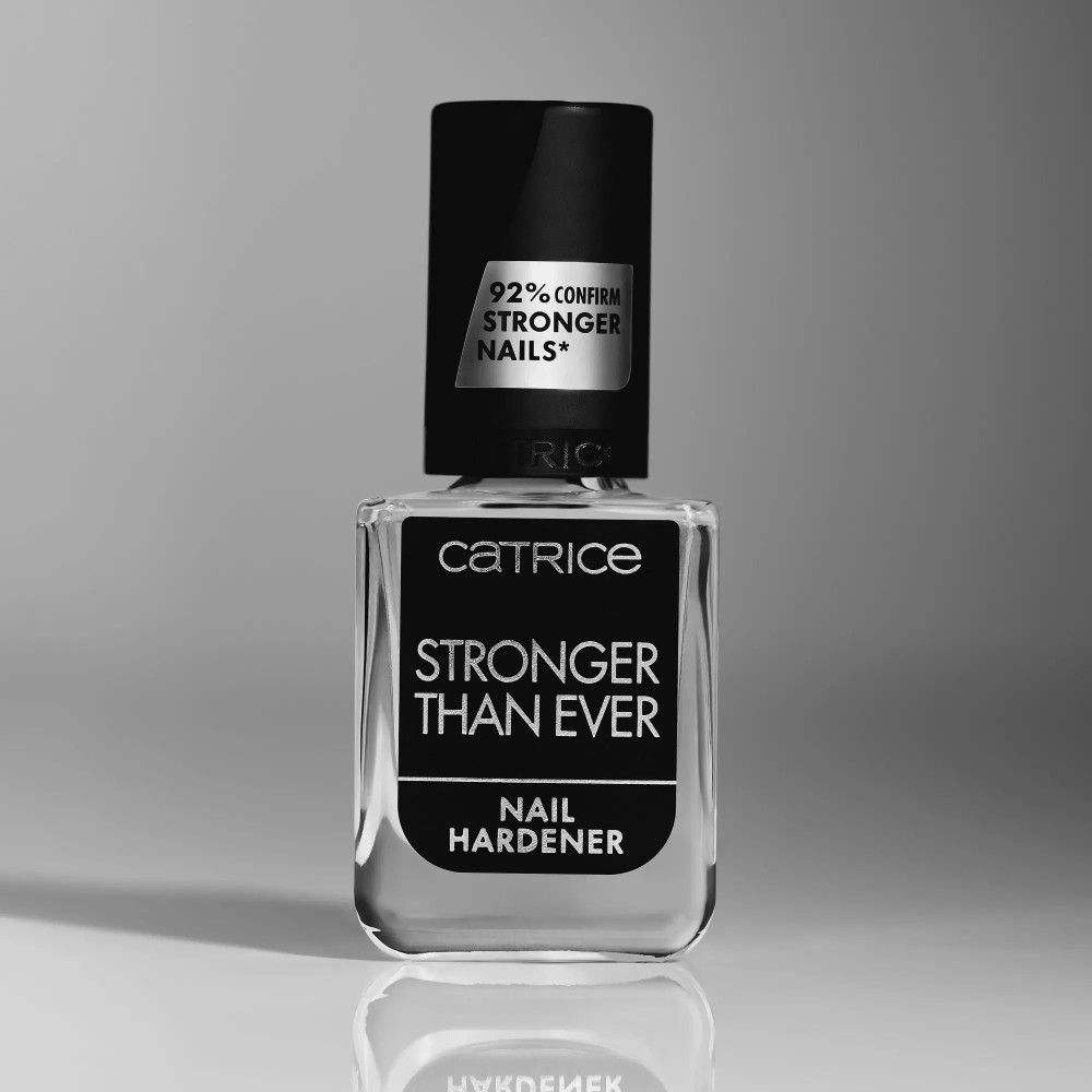 Catrice Nagelverstärker. Schwarze Schrift auf weißem Hintergrund. Aufschrift: Stronger Than Ever, Nail Hardener. Flasche und Deckel.