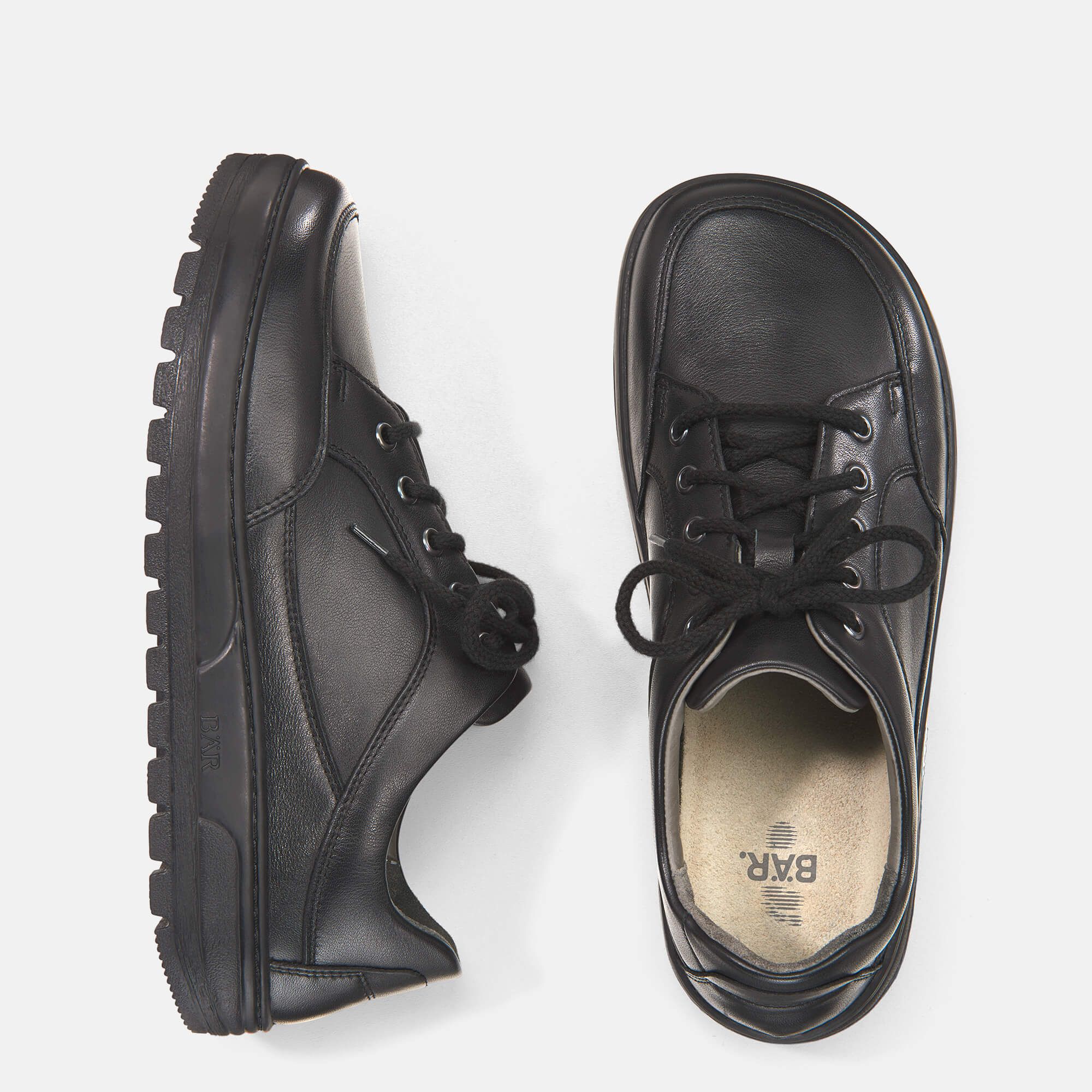 Schwarze Leder-Schnürschuhe, von oben betrachtet, mit Schnürsenkeln und einer Gummisohle.