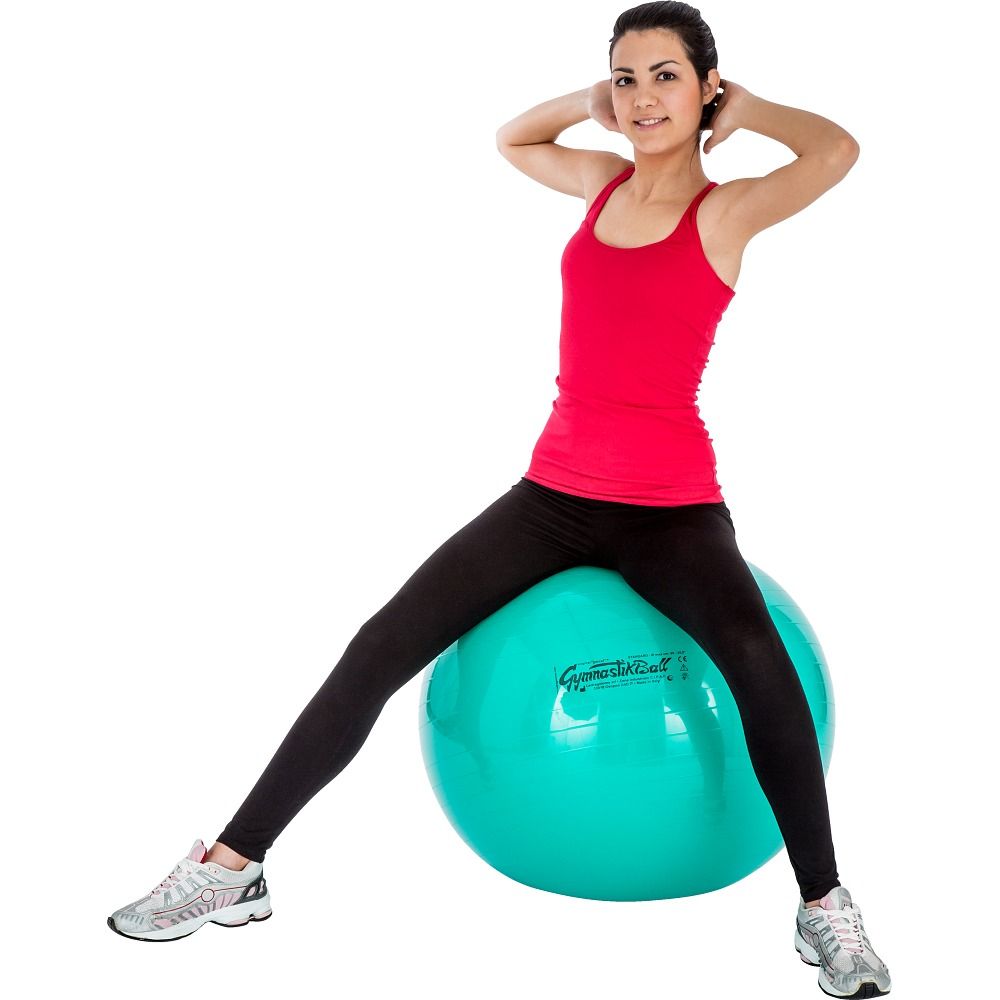 Grüner Gymnastikball, Frau sitzt darauf. Auf dem Ball steht GymnastikBall.