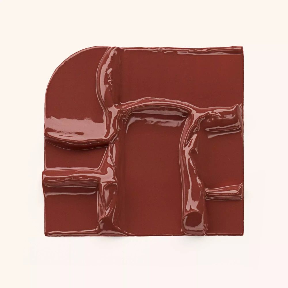 Festes Rouge, rechteckig, mit wellenförmigen Strukturen. Farbe: Velvet Rose. Auf hellem Hintergrund.