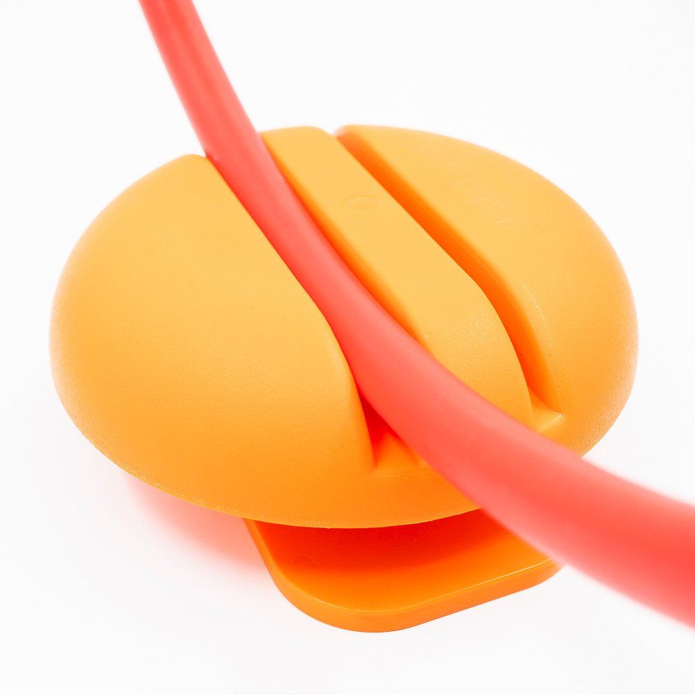Orangefarbener Reifenhalter mit rotem Reifen. Der Halter hat Schlitze und eine Basis. Auf weißem Hintergrund.