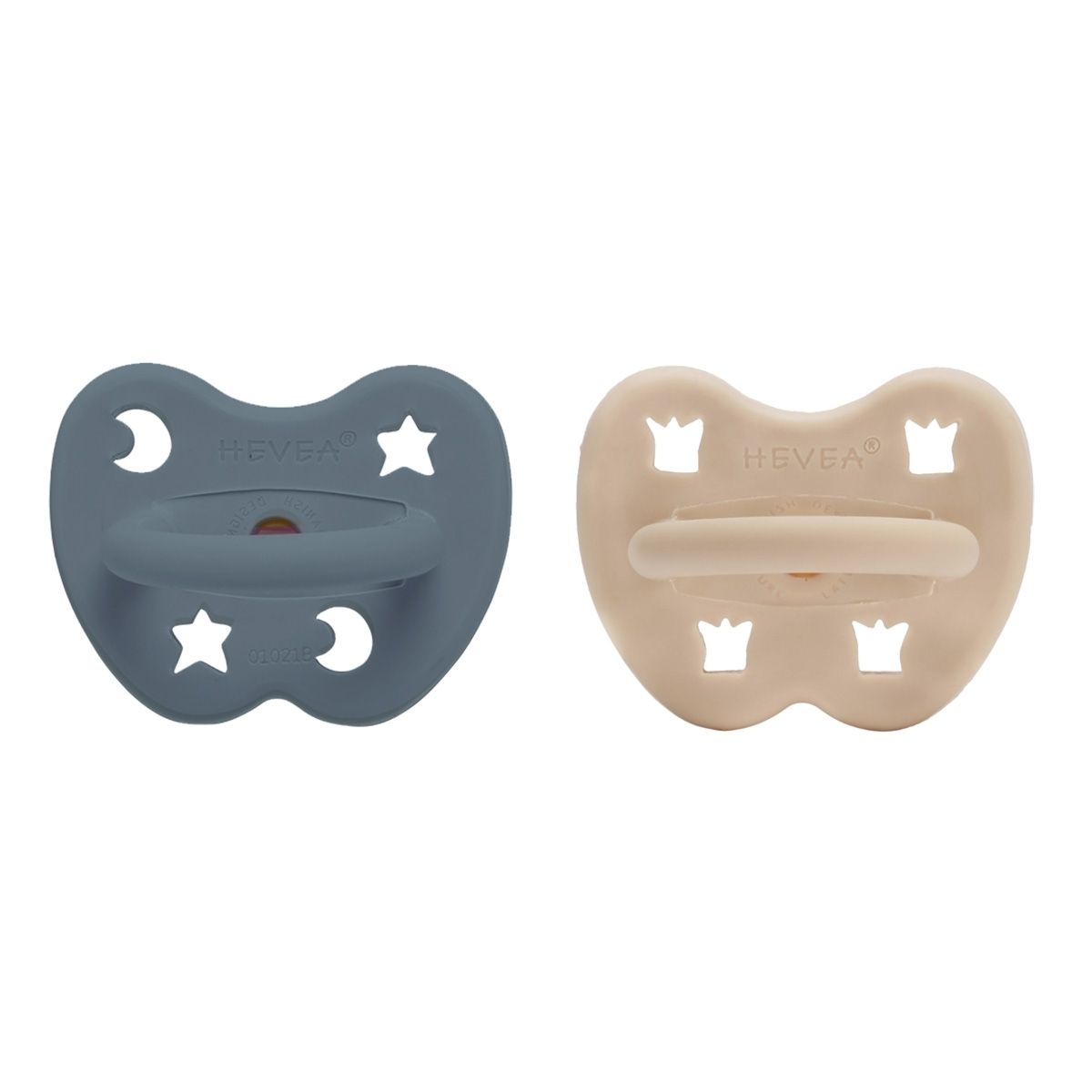 Zwei Schnuller, anatomisch, blau und beige. Stern- und Mond-Ausschnitte. HEVEA-Logo.