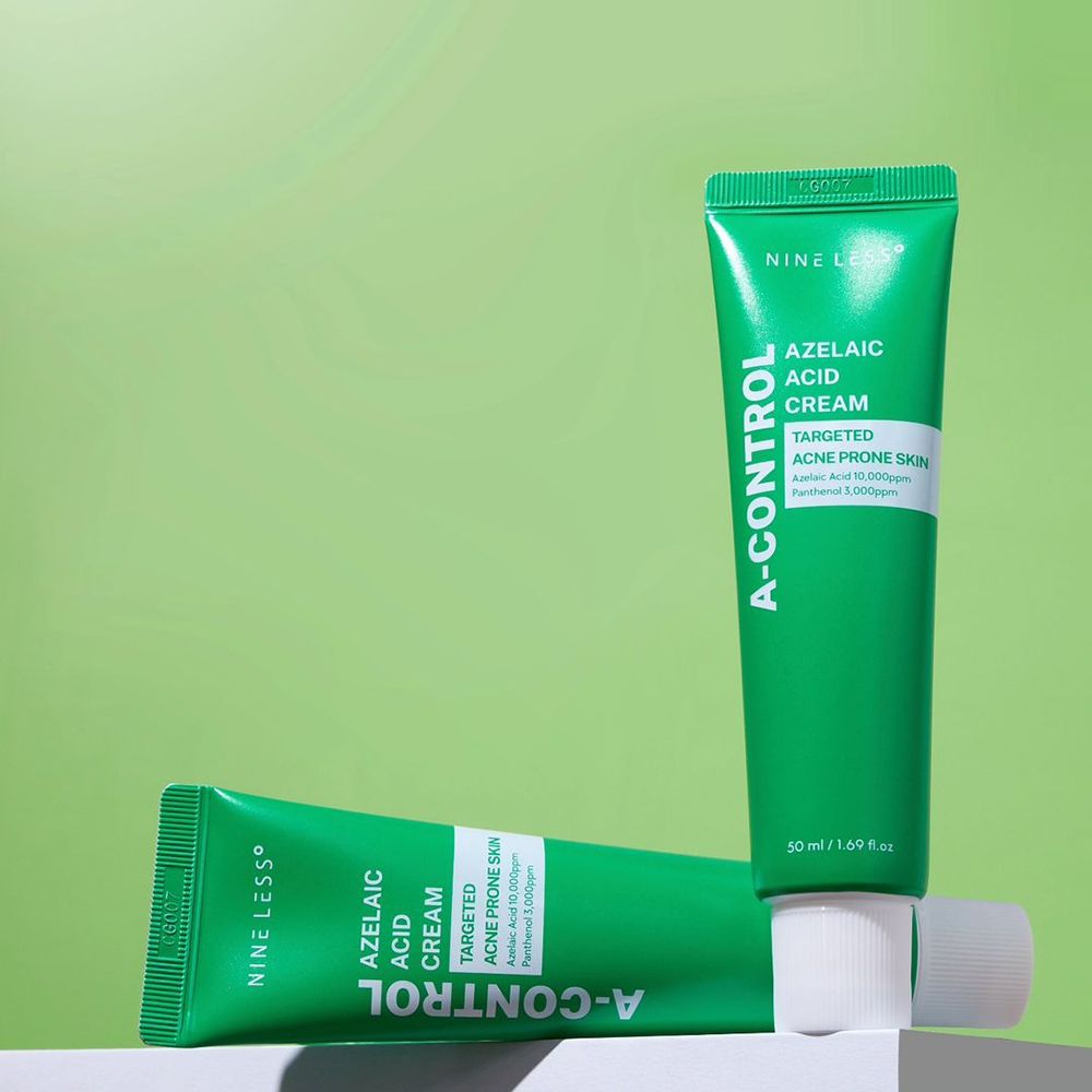 Zwei grüne Tuben A-Control Azelaic Acid Cream. Aufschrift: NINE LESS, A-Control, Azelaic Acid Cream, Targeted Acne Prone Skin.