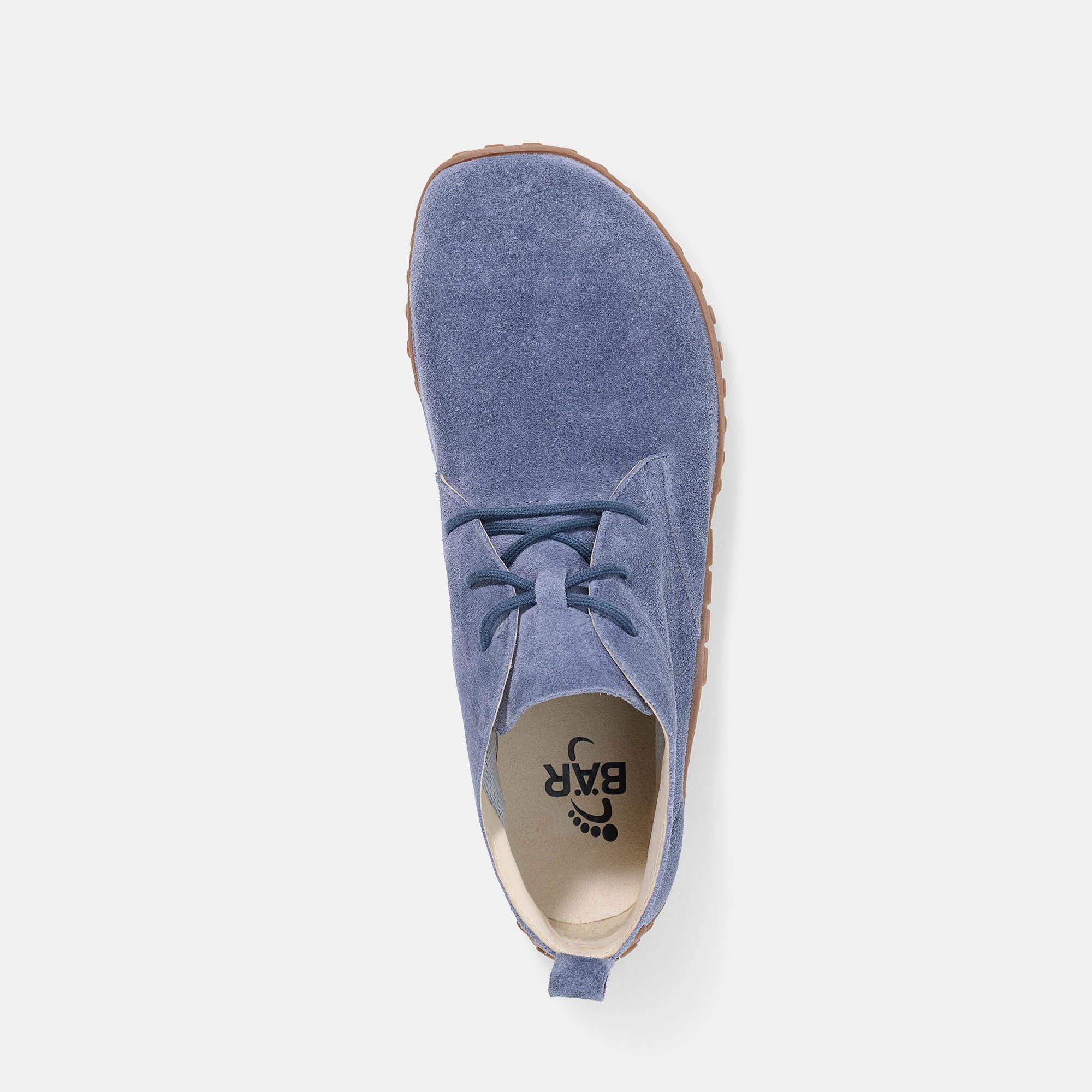 Draufsicht auf einen blauen Stiefelette mit Schnürsenkeln. Braune Sohle. Innen steht BÄR. Ohne Hintergrund.