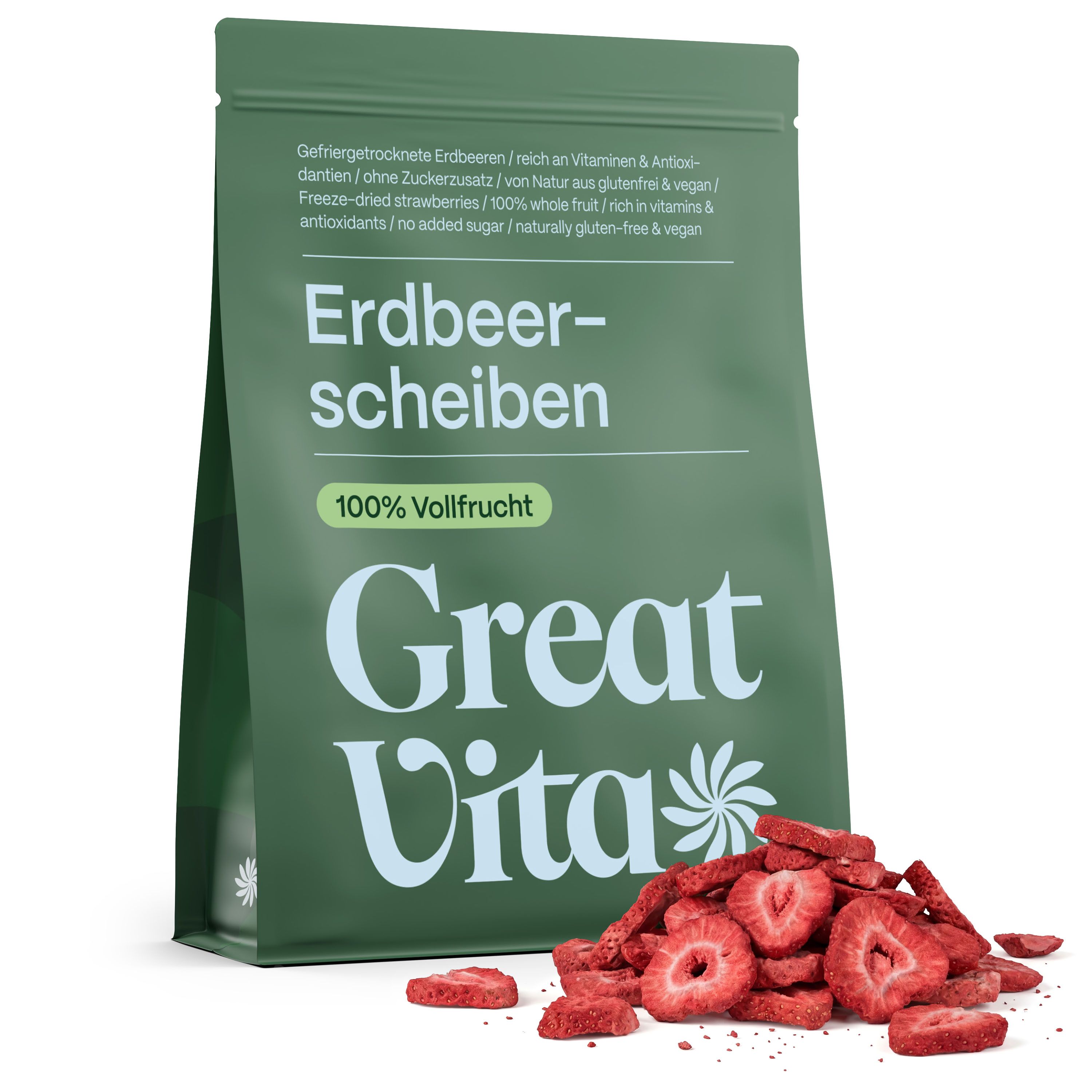 Grüne Tüte mit GreatVita Erdbeerscheiben. Erdbeerscheiben liegen vor der Tüte. Text: Erdbeerscheiben, 100% Vollfrucht. Logo: Great Vita mit Blüte.