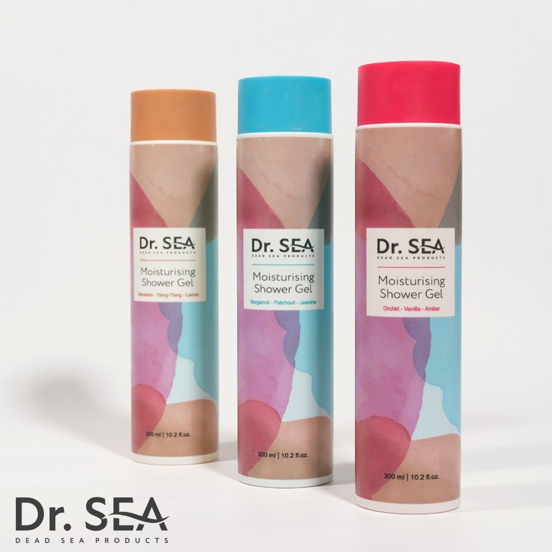 Drei Duschgel-Flaschen nebeneinander. Verschiedene Farben: Blau, Rosa, Orange. Aufschrift: Dr. SEA, Moisturising Shower Gel.