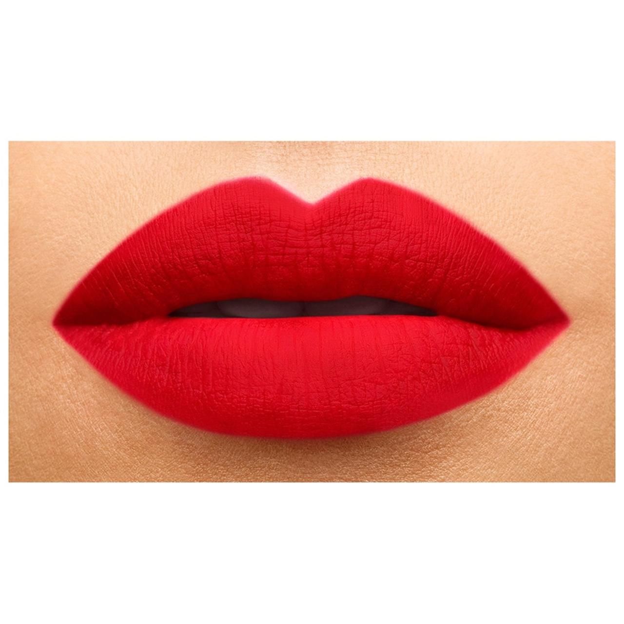 Nahaufnahme von roten Lippen. Vollständig mit rotem Lippenstift bedeckt. Hautton im Hintergrund.