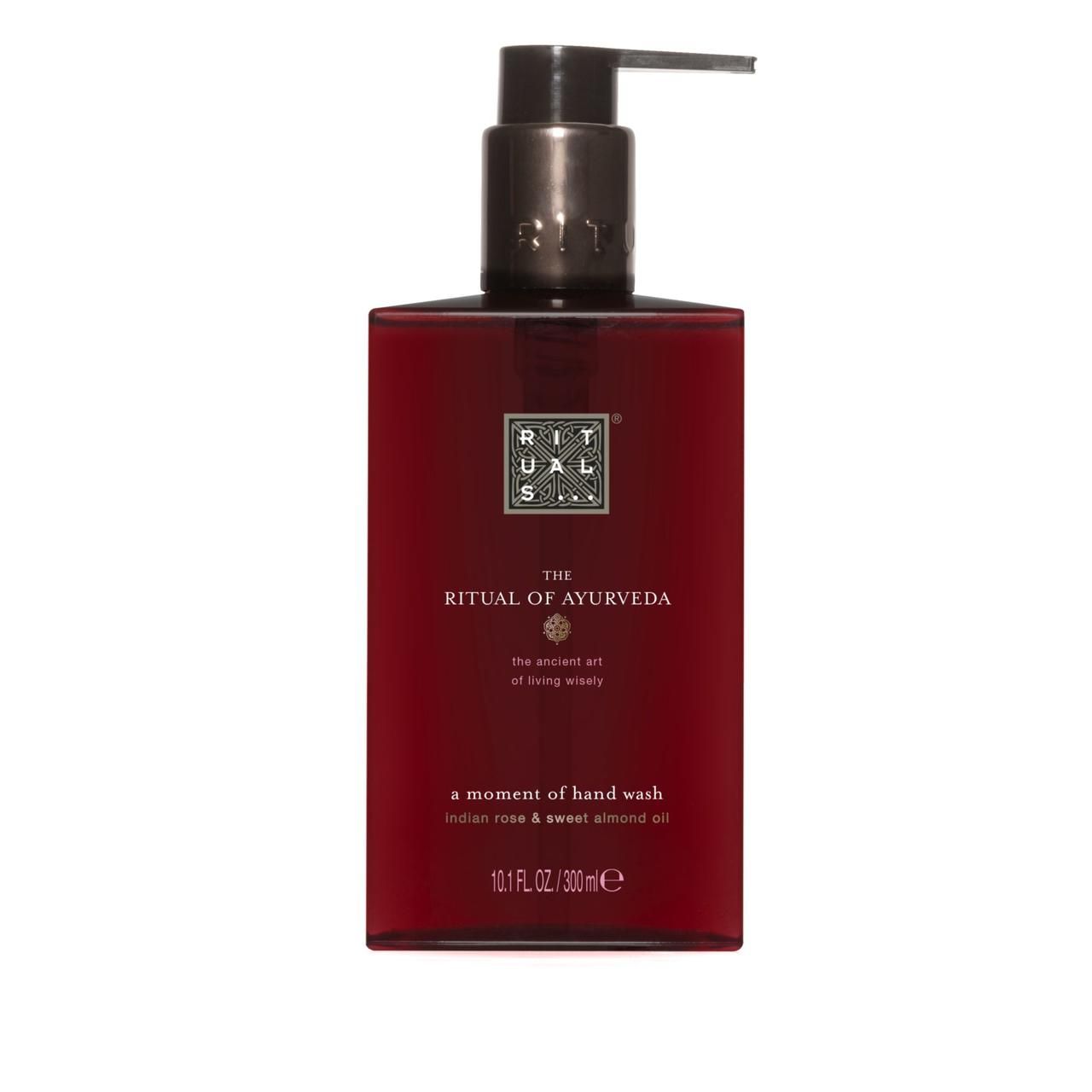 Rote Flasche mit Pumpe. Aufschrift: The Ritual of Ayurveda, a moment of hand wash. Enthält indische Rose & süßes Mandelöl.