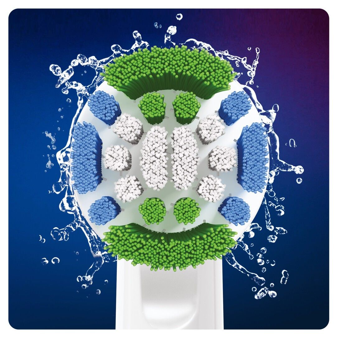 Nahaufnahme einer Oral-B Precision Clean Aufsteckbürste. Grüne, blaue und weiße Borsten. Wasser spritzt um den Bürstenkopf.