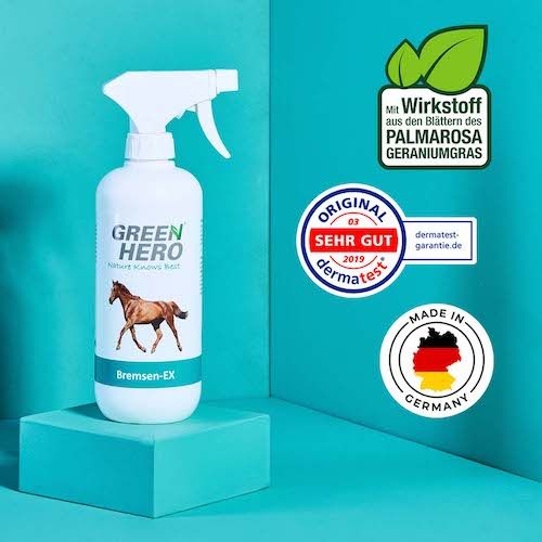 Weiße Sprühflasche mit grünem Etikett. Aufschrift: GREEN HERO, Bremsen-EX. Abbildung eines Pferdes. Siegel: Dermatest, Made in Germany.