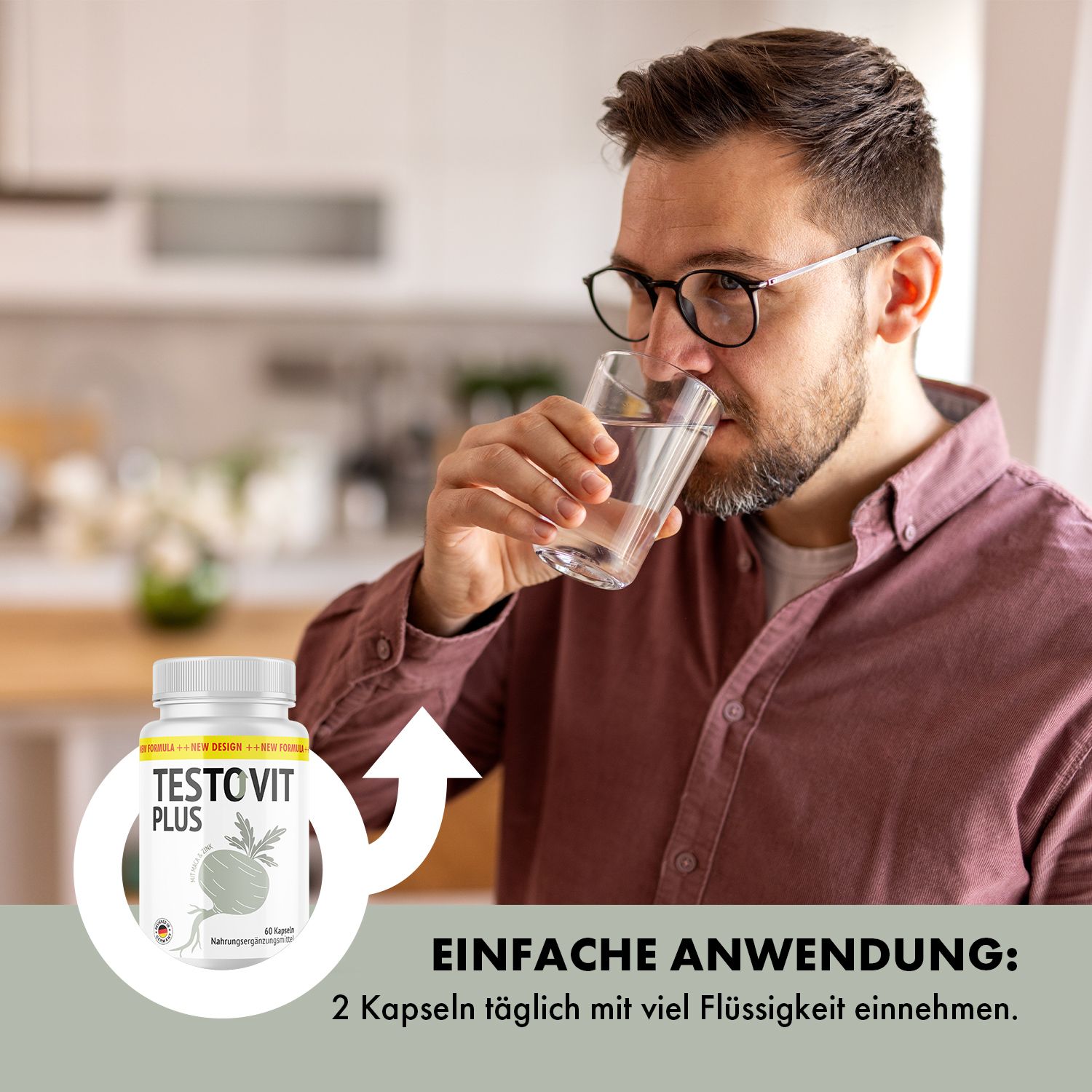 Mann trinkt Wasser, daneben Flasche TESTOVIT PLUS. Text: EINFACHE ANWENDUNG: 2 Kapseln täglich mit viel Flüssigkeit einnehmen.